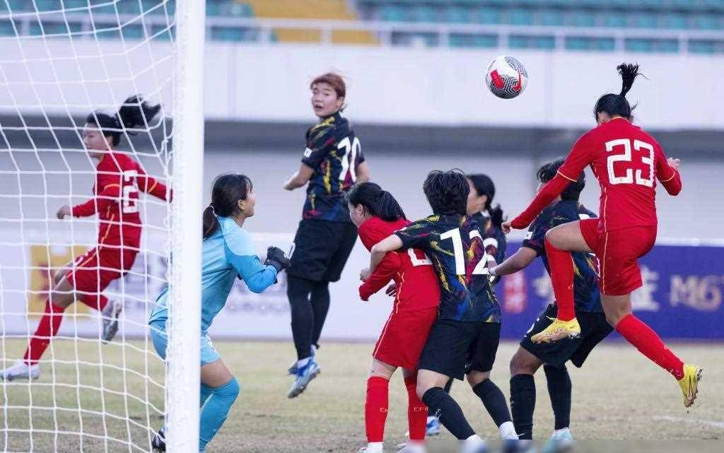 关于目标锁定胜利，女足比赛球队团结一心前行的信息