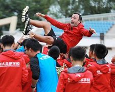 战术革新引领夺冠梦想，豪门教练功不可没