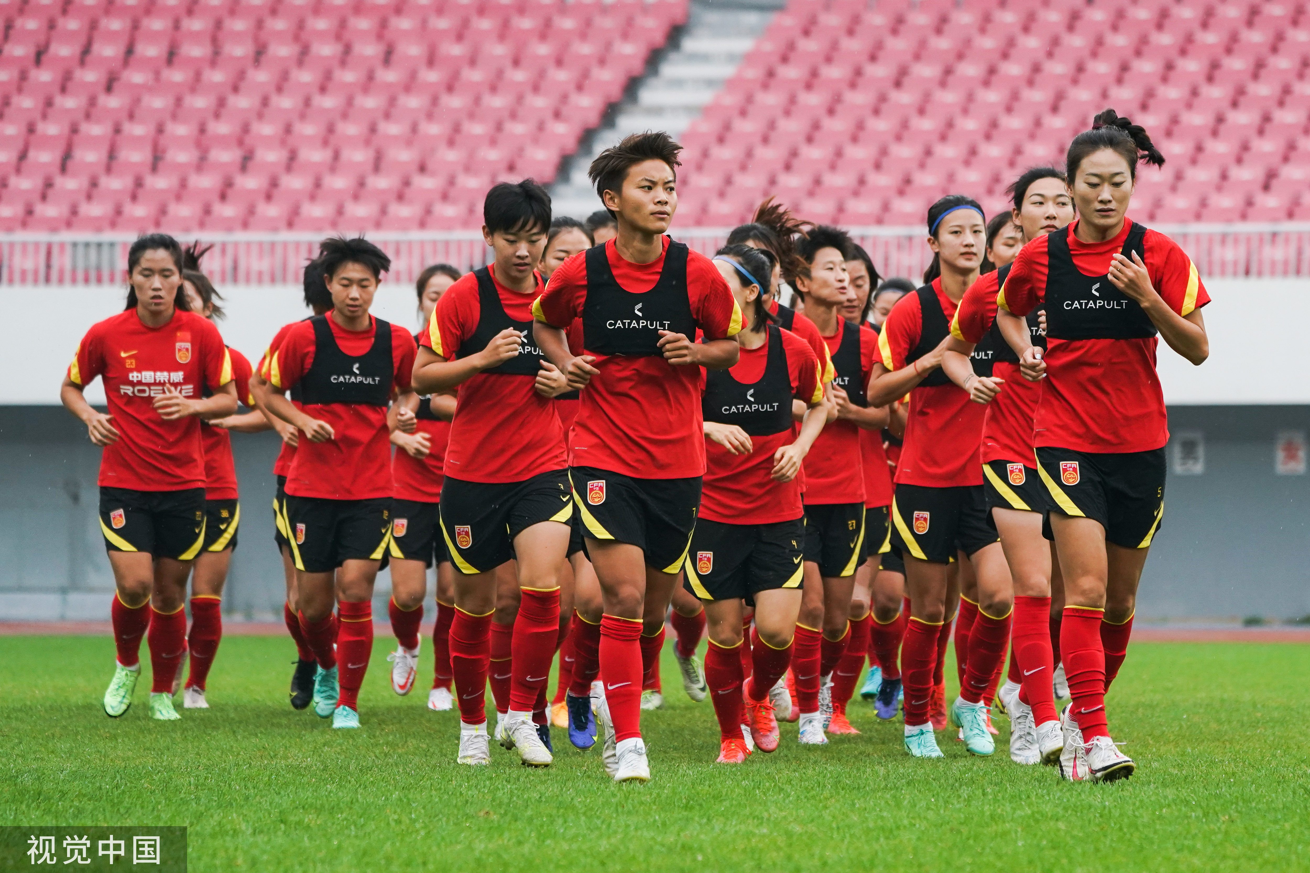 女足比赛中，中国队防守稳健，完胜对手