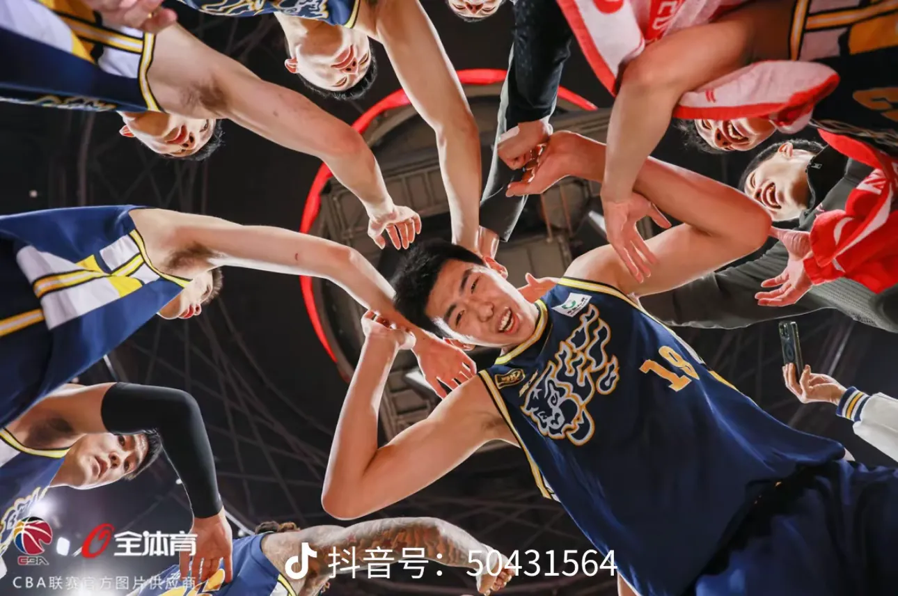 球队精准传球控球有余，轻松击败对手的简单介绍