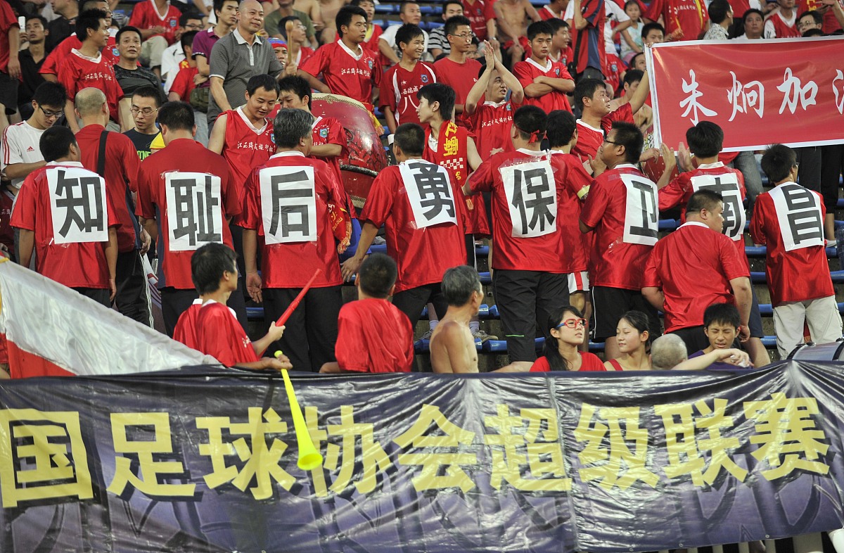 足球赛事惊险连连，球队奋勇争先，誓要全力以赴