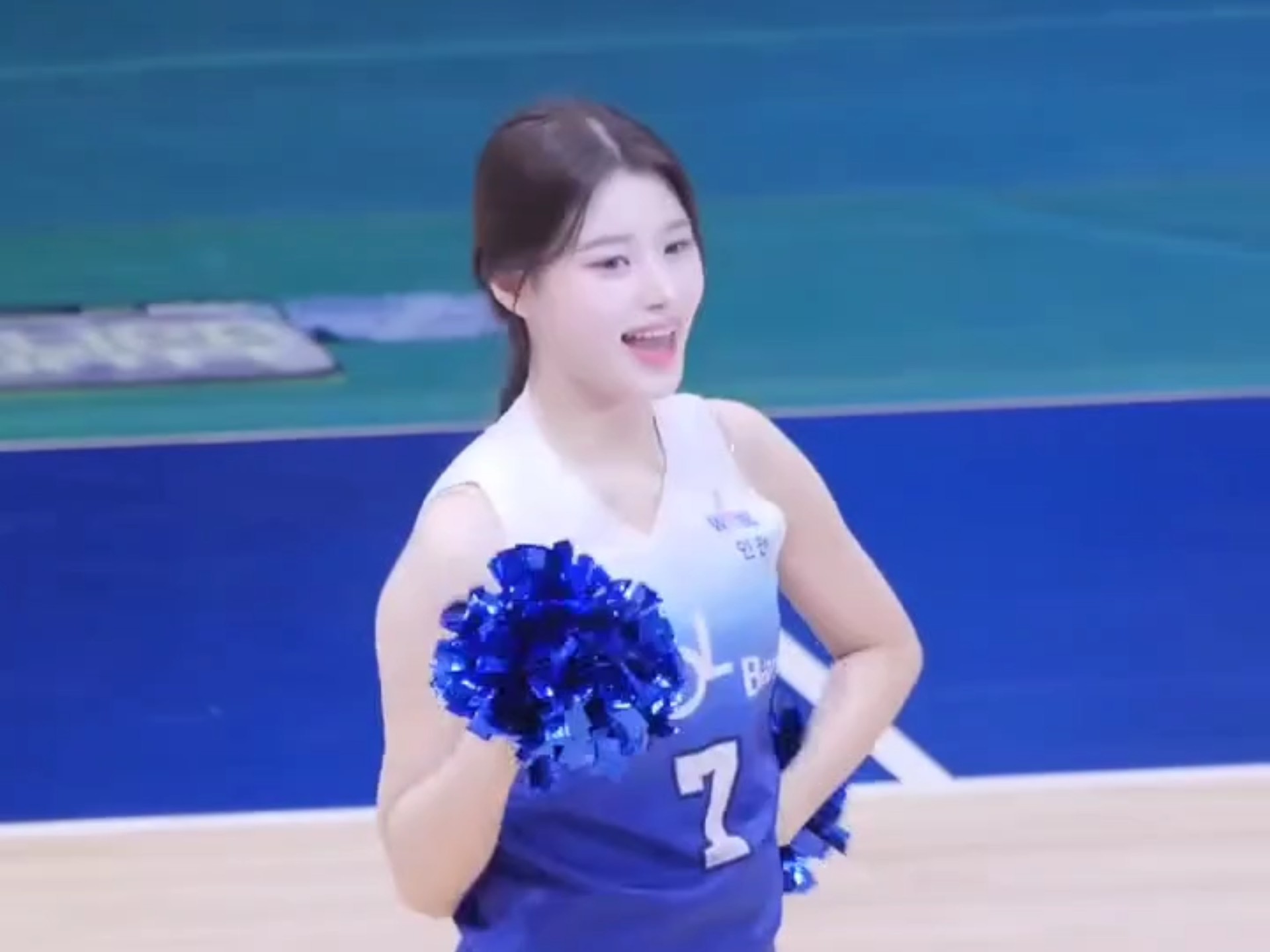 韩国篮球联赛日常啦啦队表演，蓝裙啦啦操燃爆全场(nba啦啦队舞蹈高清视频)