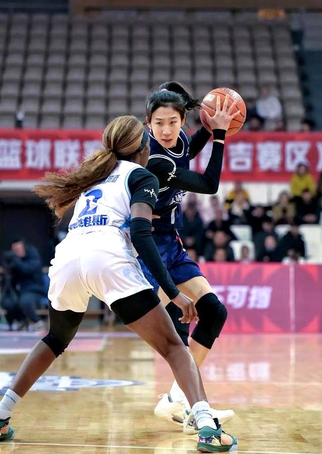 开云体育-新疆女篮遭遇大胜，强势占据榜首(新疆女篮遭遇大胜,强势占据榜首的是谁)